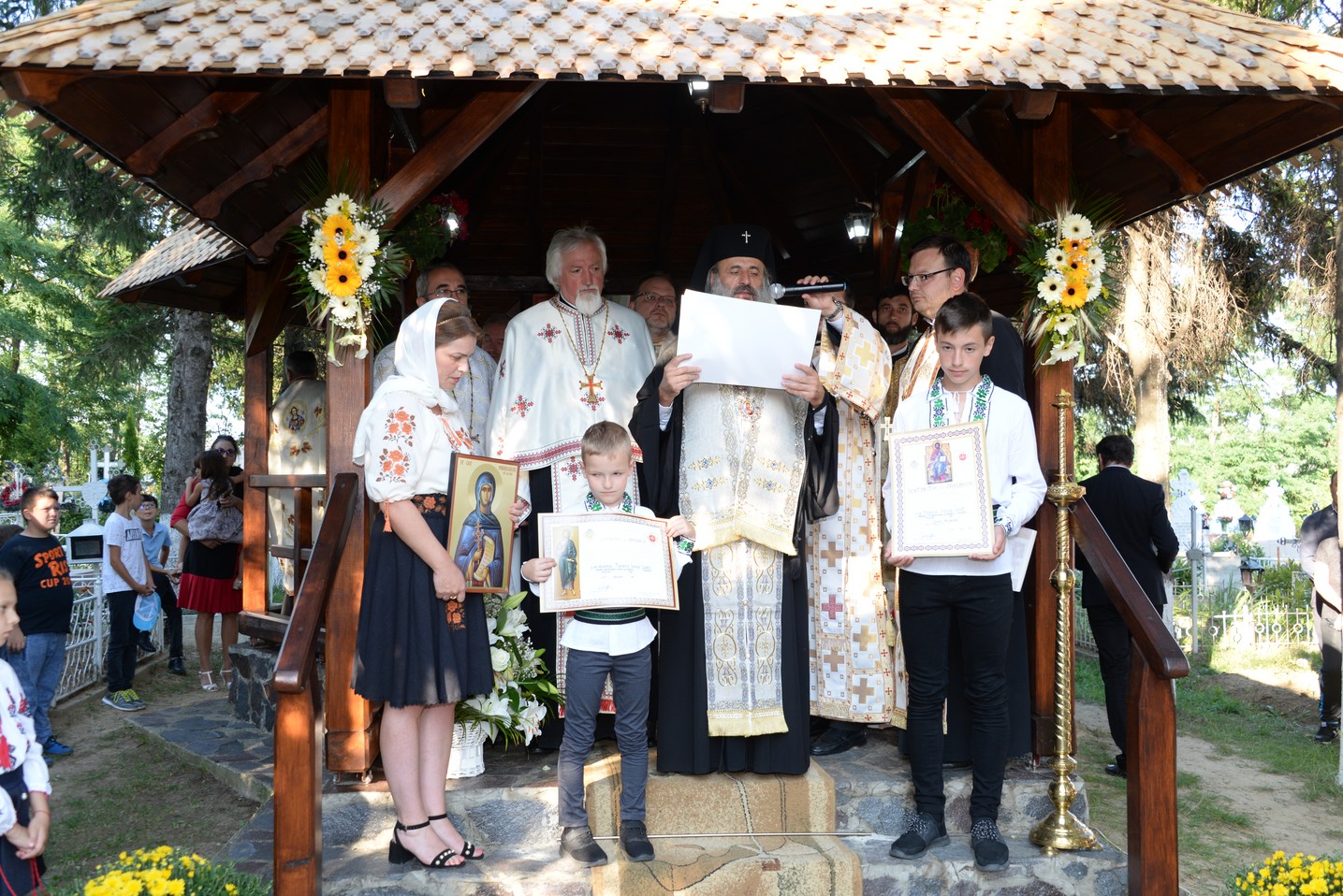 IPS Mitropolit Teofan a sfințit altarul de vară al Parohiei Poienița: a fost prima vizită a ierarhului în această localitate