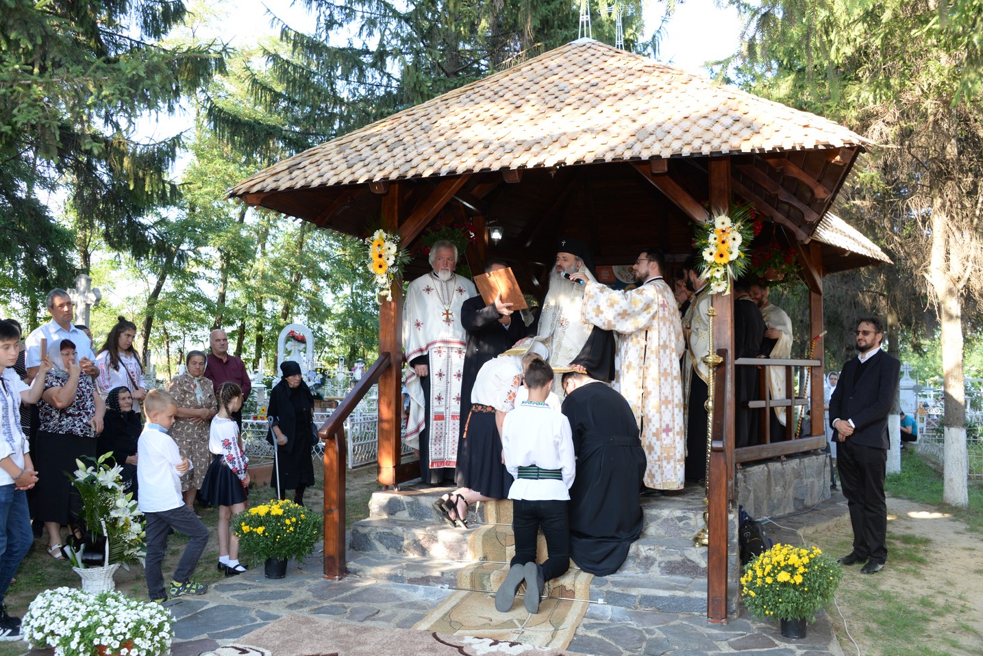 IPS Mitropolit Teofan a sfințit altarul de vară al Parohiei Poienița: a fost prima vizită a ierarhului în această localitate