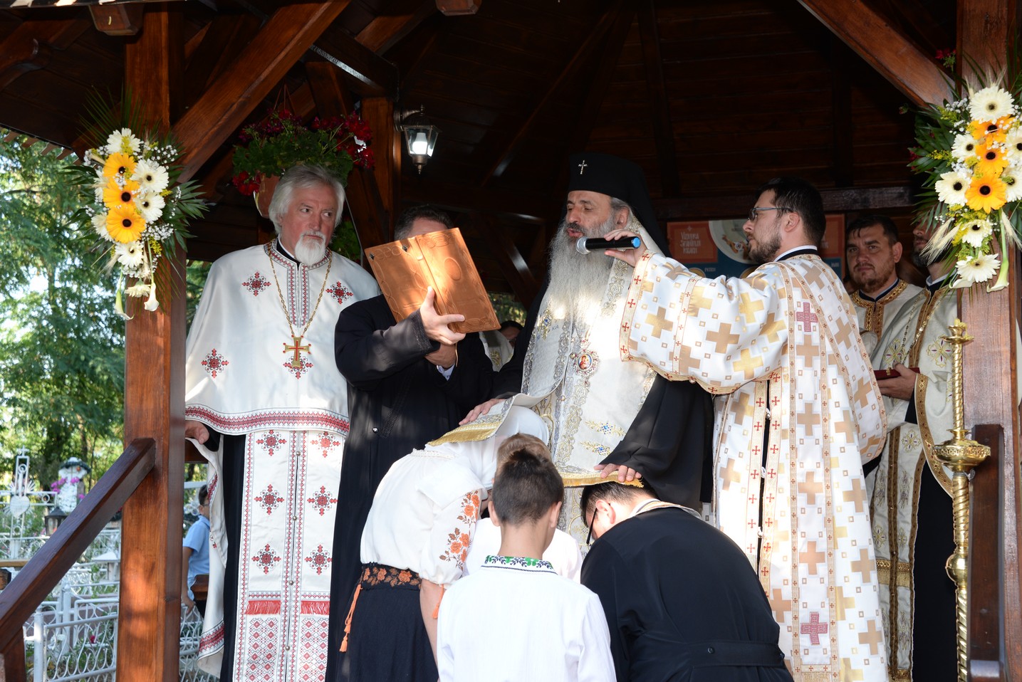 IPS Mitropolit Teofan a sfințit altarul de vară al Parohiei Poienița: a fost prima vizită a ierarhului în această localitate