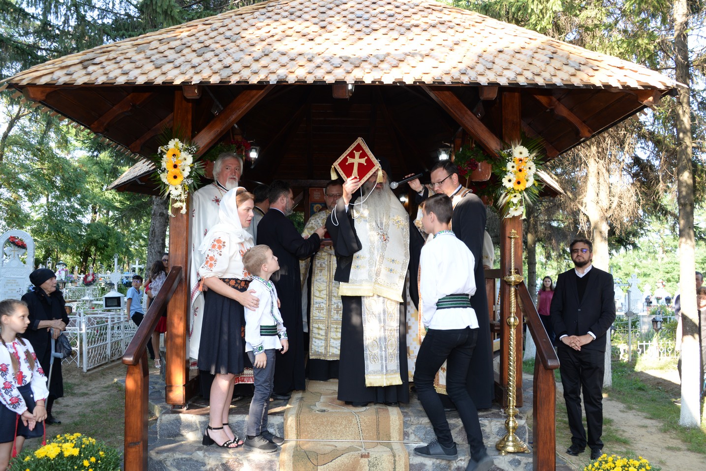 IPS Mitropolit Teofan a sfințit altarul de vară al Parohiei Poienița: a fost prima vizită a ierarhului în această localitate