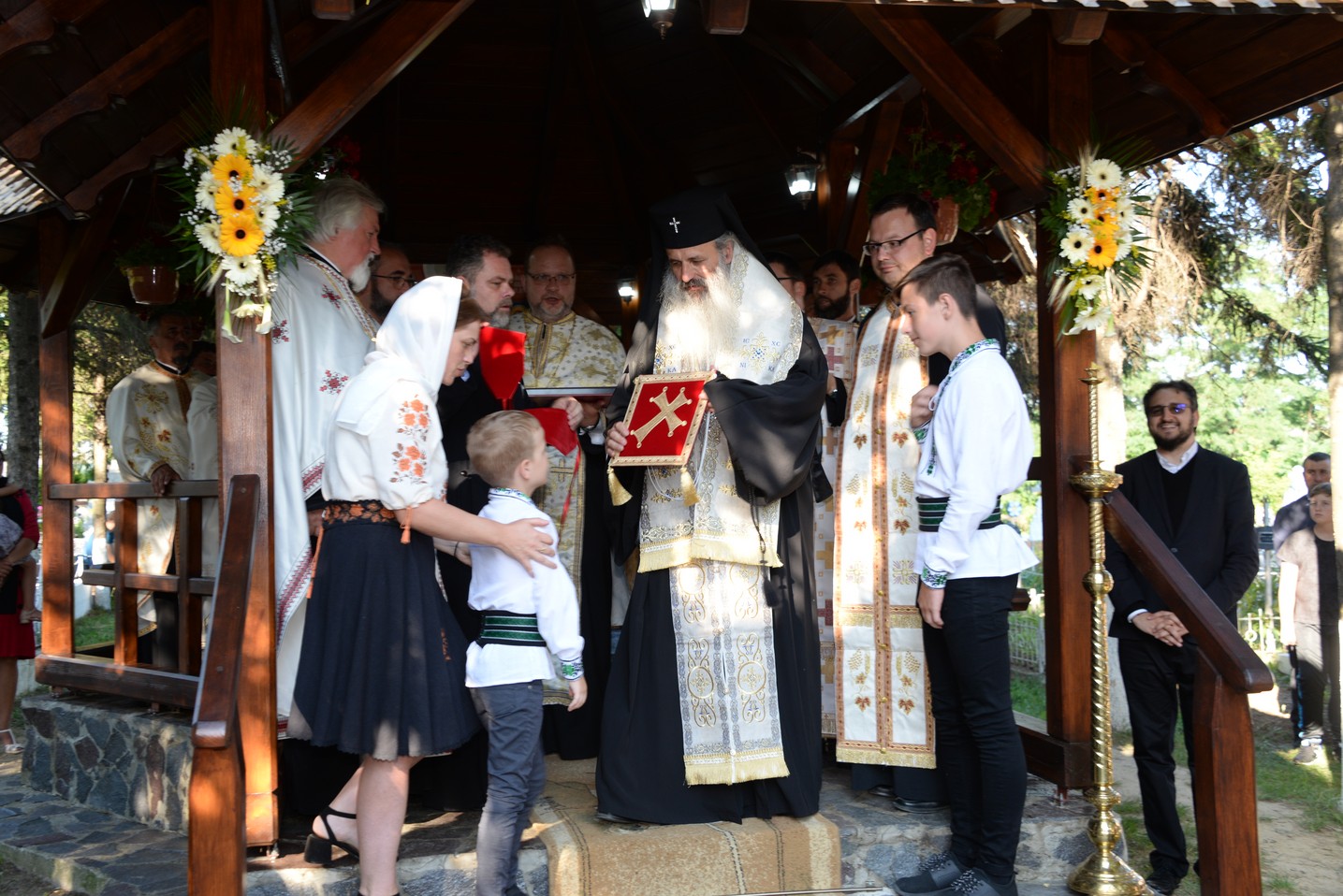 IPS Mitropolit Teofan a sfințit altarul de vară al Parohiei Poienița: a fost prima vizită a ierarhului în această localitate