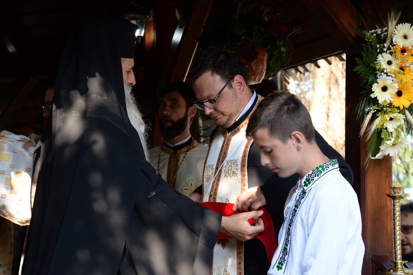 IPS Mitropolit Teofan a sfințit altarul de vară al Parohiei Poienița: a fost prima vizită a ierarhului în această localitate