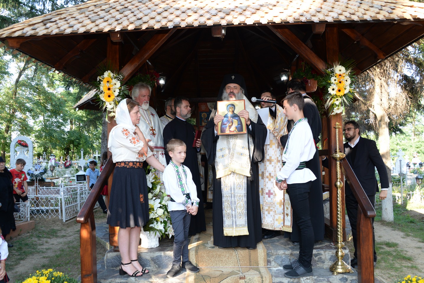 IPS Mitropolit Teofan a sfințit altarul de vară al Parohiei Poienița: a fost prima vizită a ierarhului în această localitate