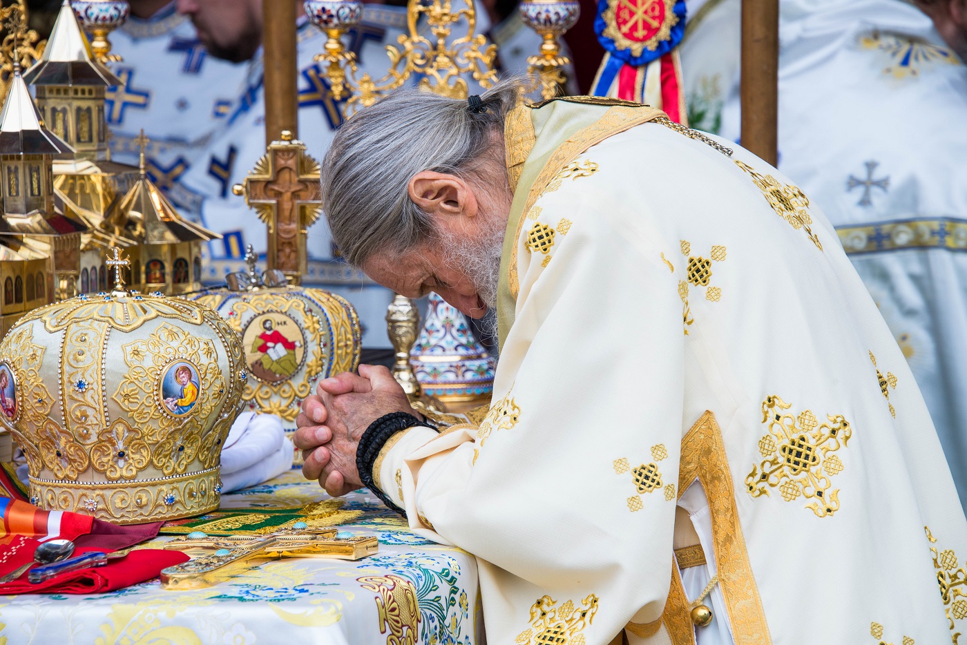 IPS Părinte Arhiepiscop Pimen rugându-se/ Foto: Tudorel Rusu „Înaltpreasfinția Voastră, nu mai sunteți «venetic», cum, cu smerenie, spuneți, ci sunteți de al nostru. Sunteți al Bucovinei! Sunteți Părintele Pimen Suceveanul!”