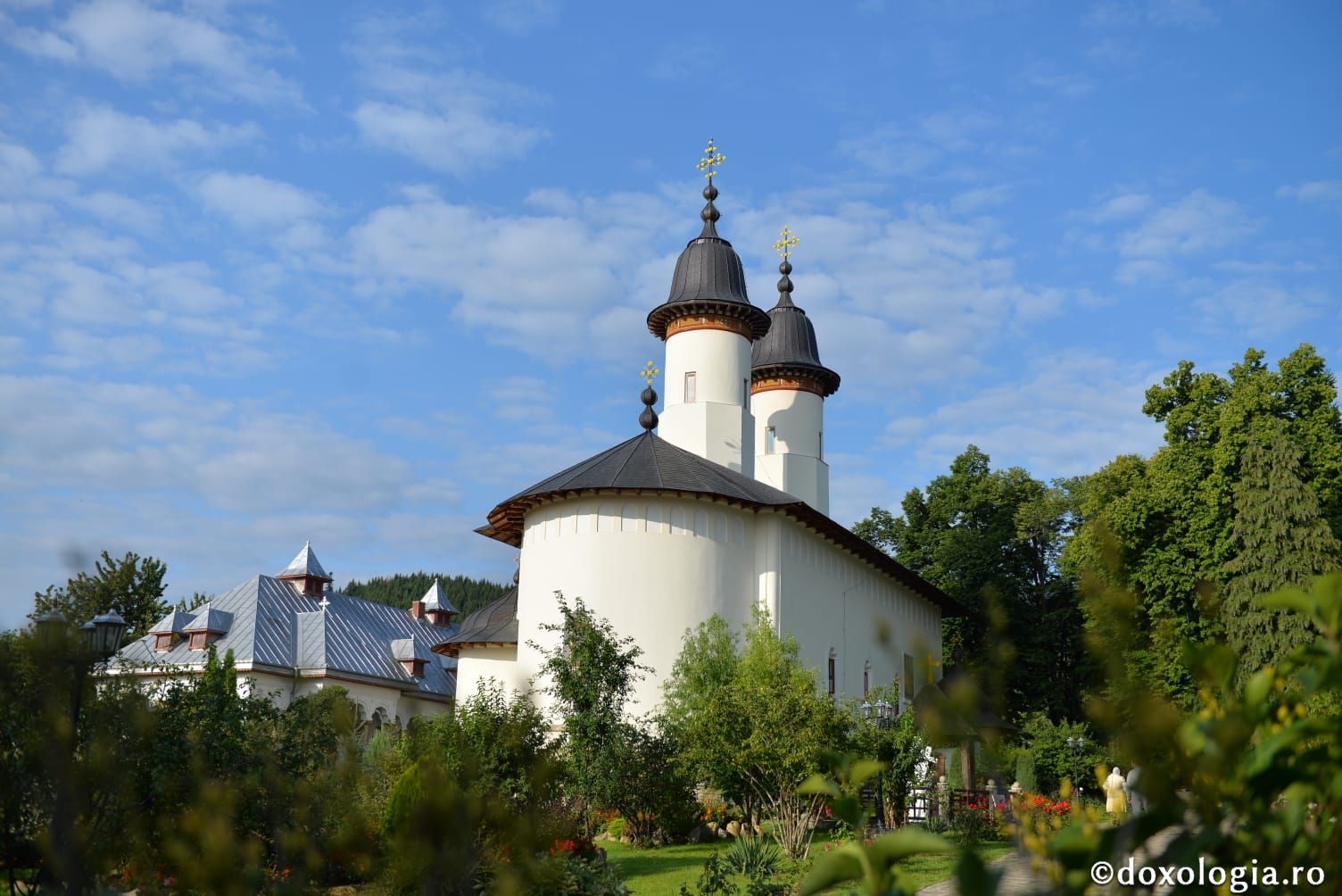 Sărbătorile Mănăstirii Văratec: IPS Teofan a slujit în cinstea Sfântului Gheorghe Pelerinul