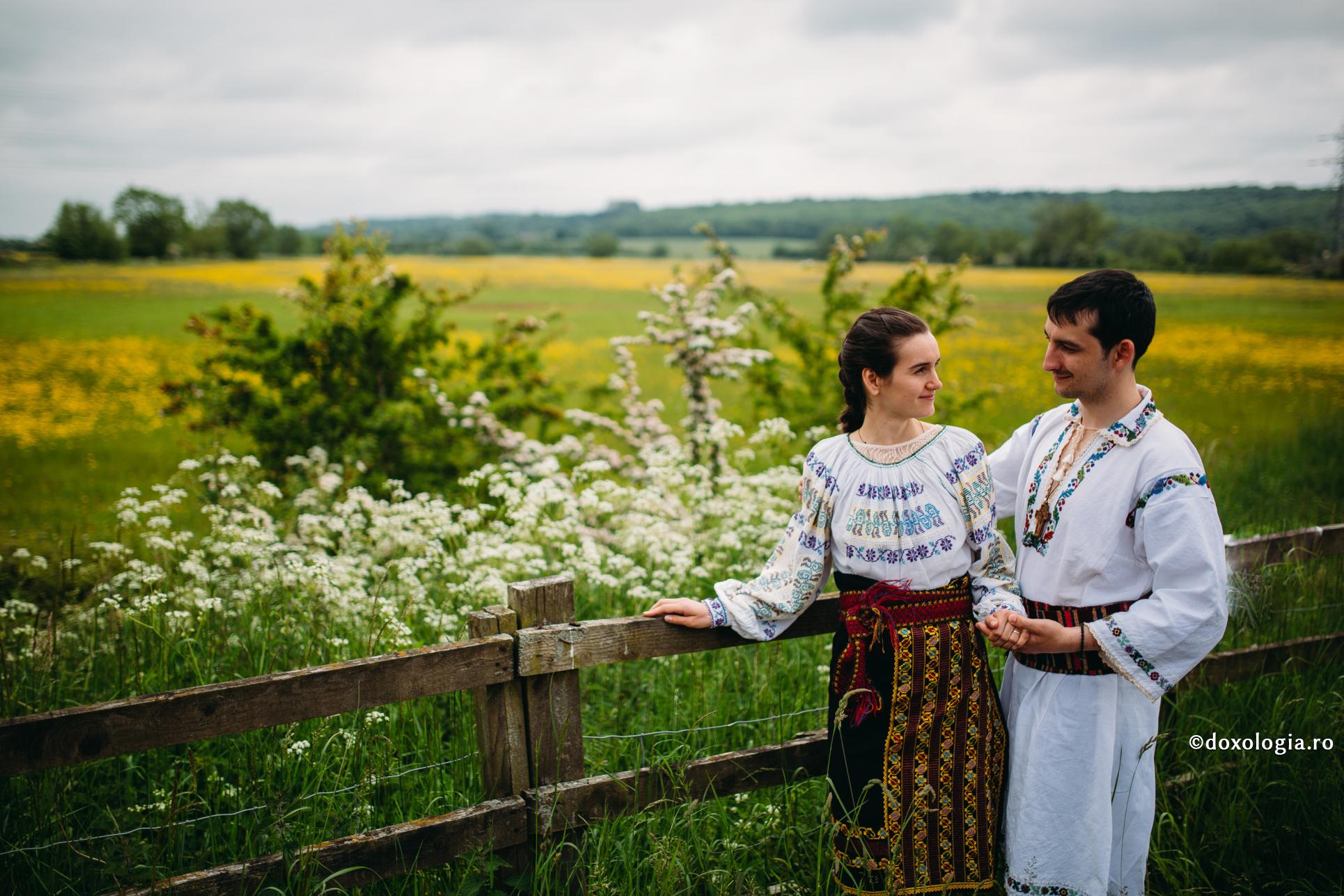 Ce așteaptă femeia de la bărbat, în ceea ce privește comunicarea / Foto: Pr. Benedict Both cuplu în costum popular