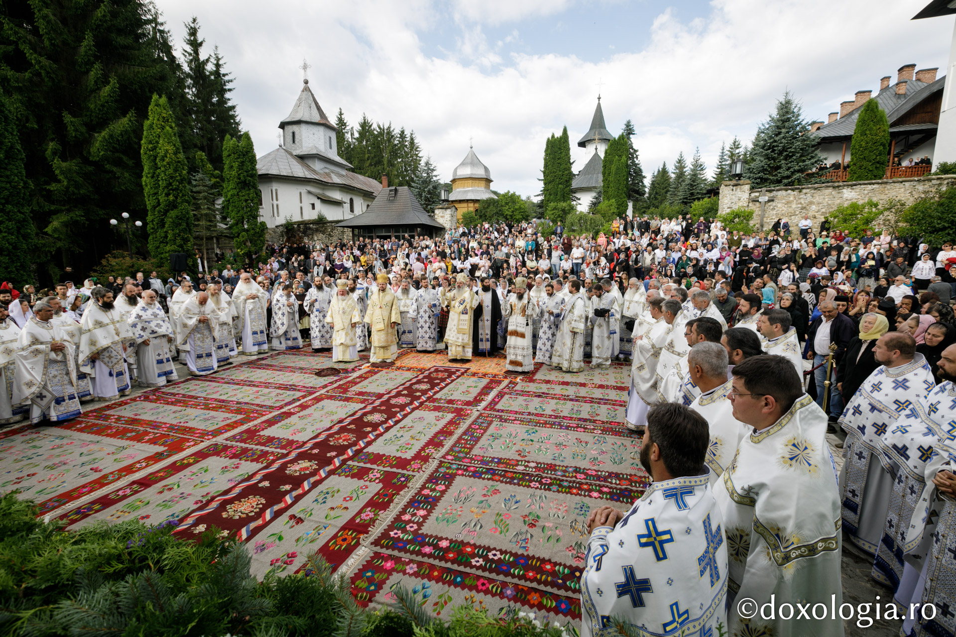 Sărbătoarea Sfintei Teodora de la Sihla la Mănăstirea Sihăstria: 4 ierarhi ai Bisericii noastre au oficiat Sfânta Liturghie
