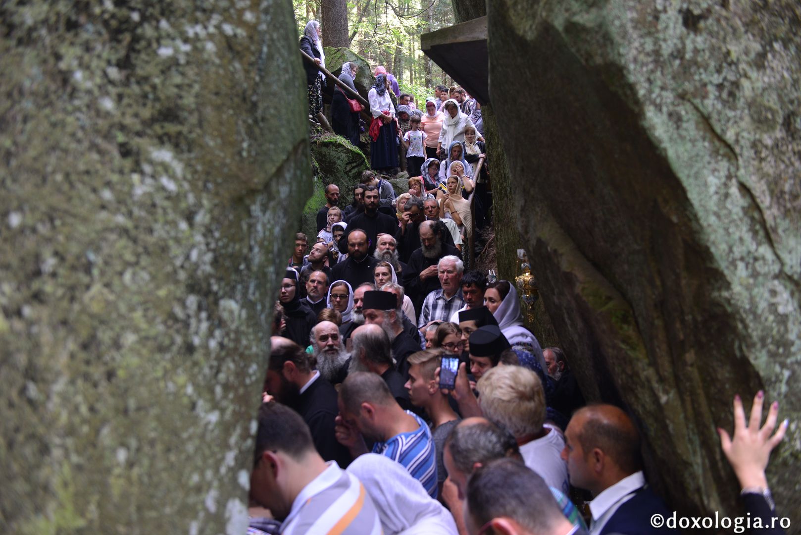 Părintele Mitropolit Serafim la Mănăstirea Sihla: „Pentru că a făcut această asceză, Sfânta Teodora a biruit firea ei pământească”