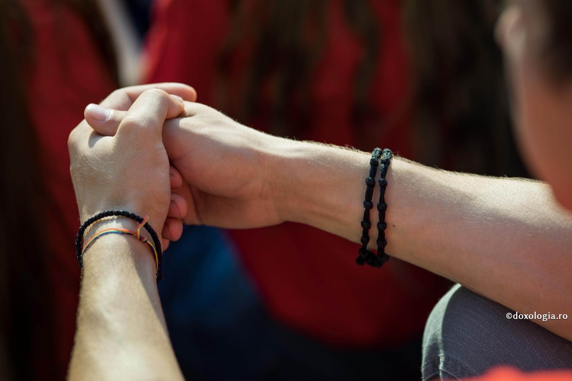 Atitudinea corectă față de crizele din familie / Foto: Oana Nechifor mâini împreunate