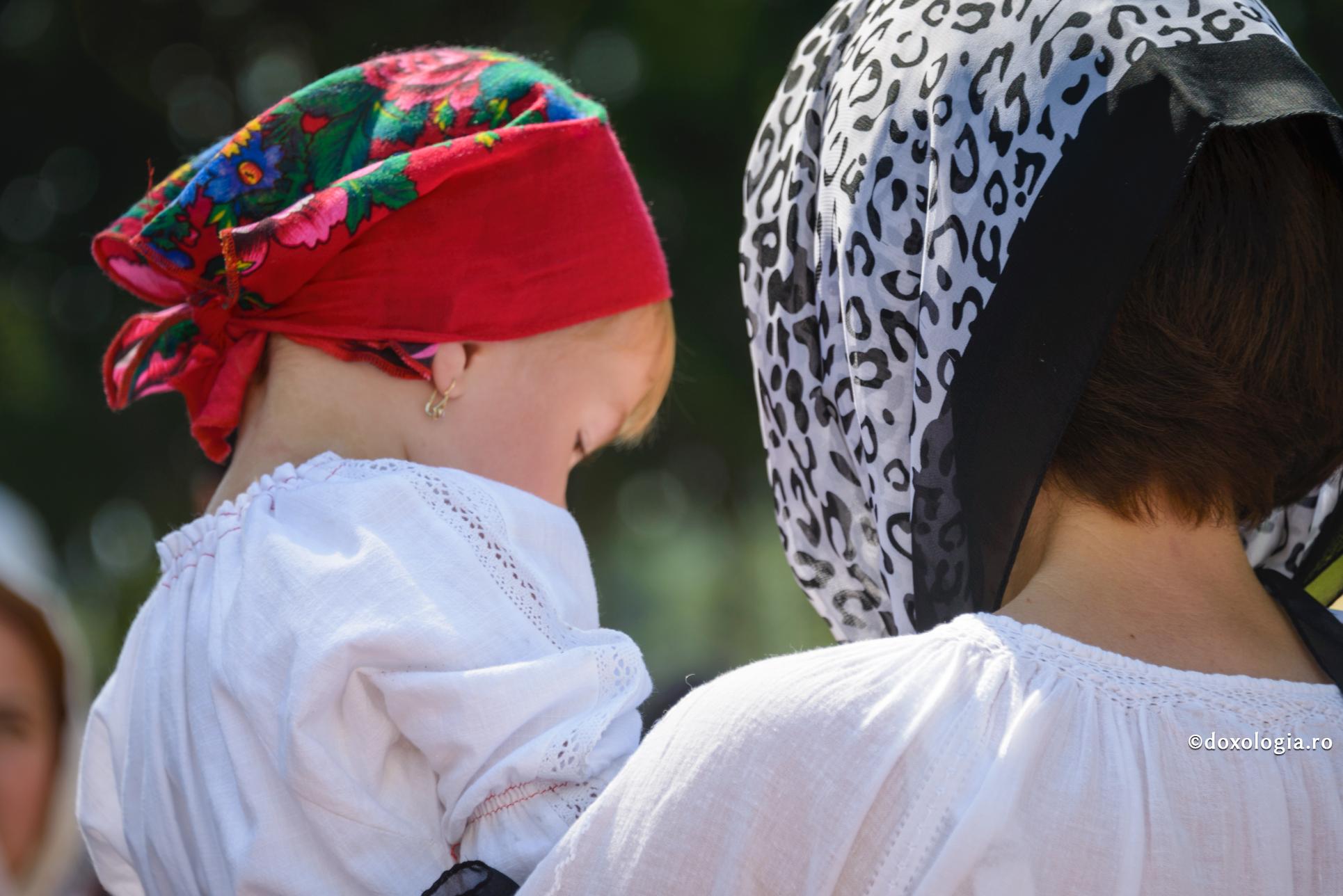 Trebuie evitate generalizările când vorbim despre relația dintre sănătatea copiilor și păcatele părinților / Foto: Oana Nechifor mamă cu fetița în brațe