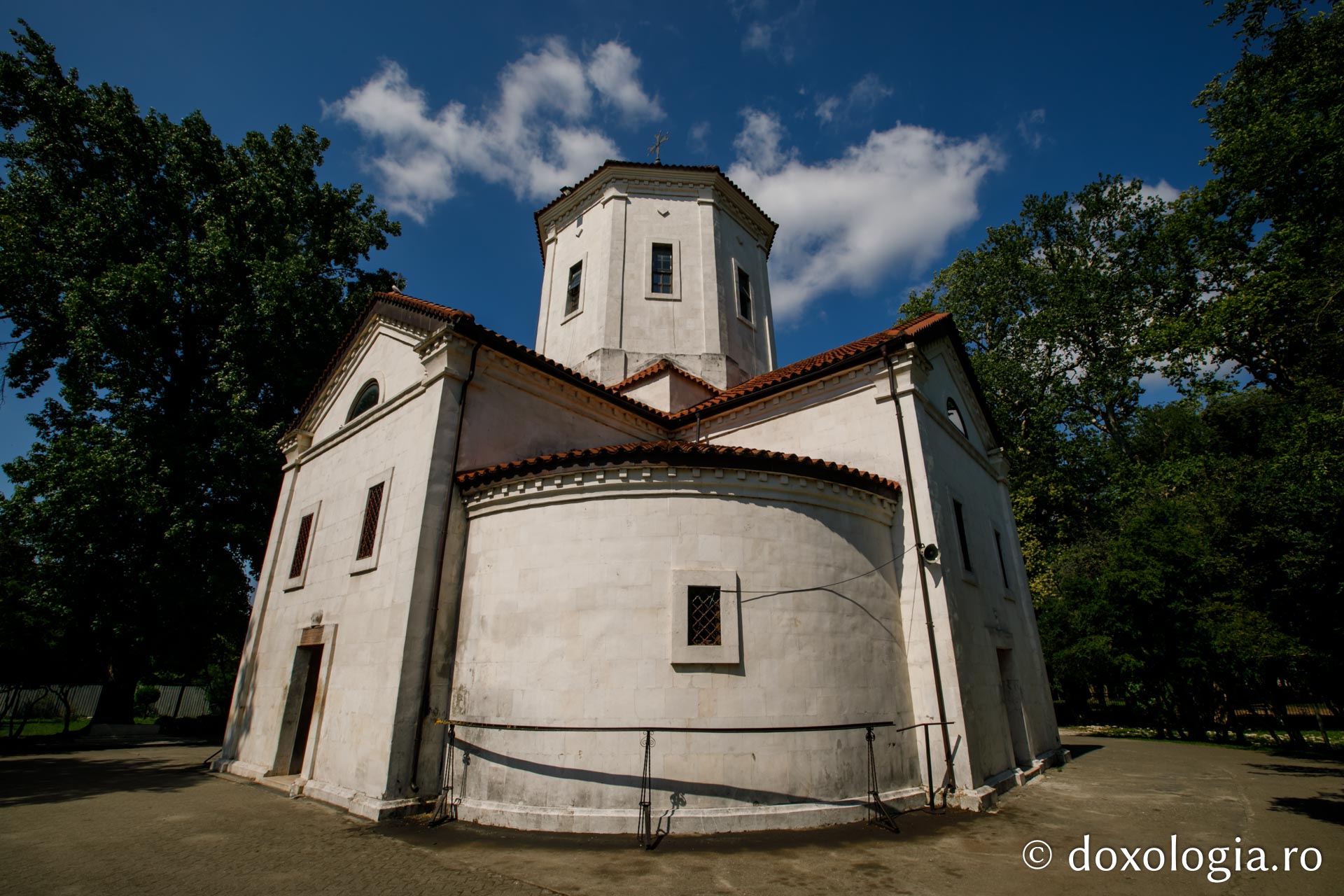 Biserica din Zugdidi, Georgia unde se păstrează o mică parte din Cinstitul Brâu al Maicii Domnului Biserica din Zugdidi, Georgia