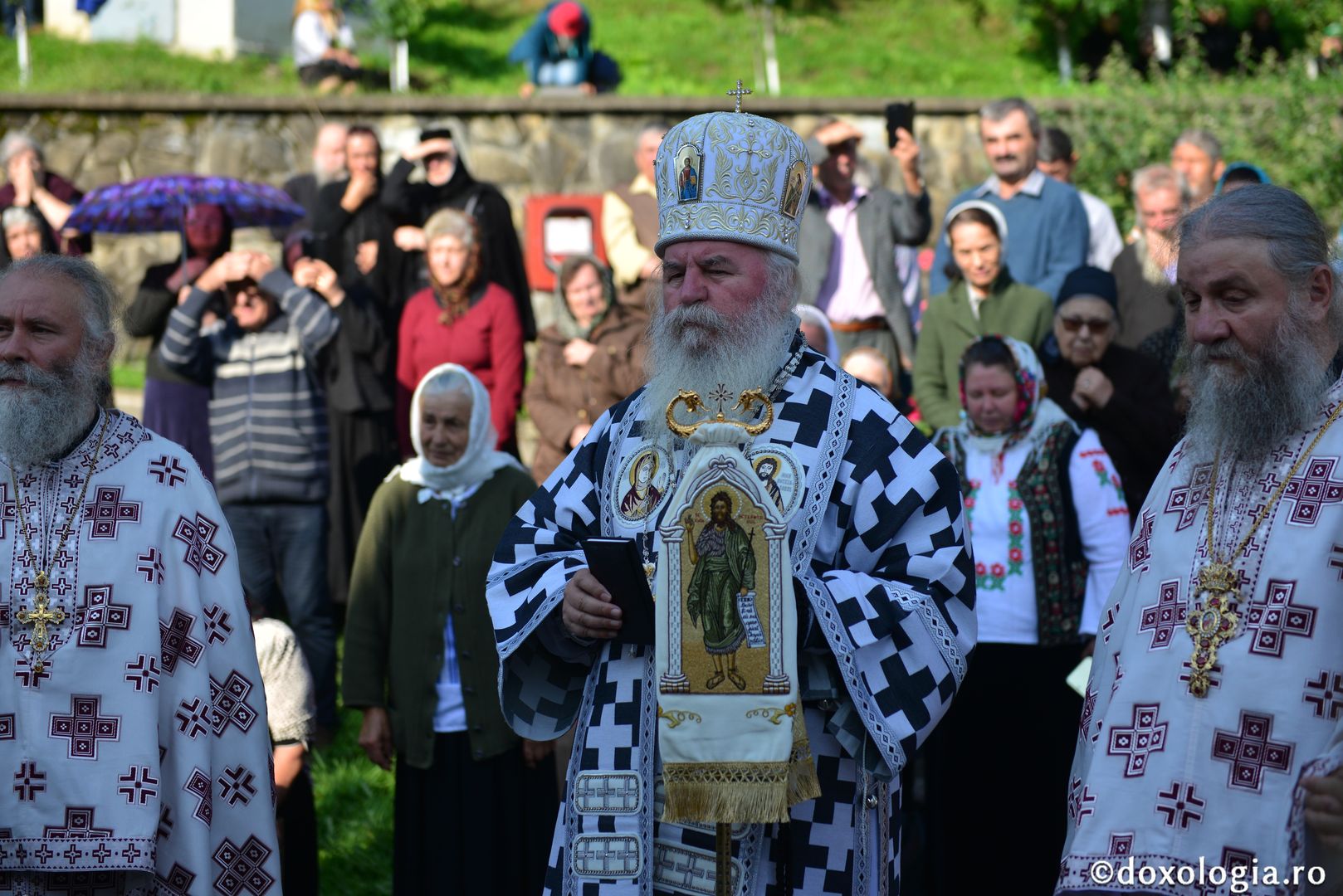 foto: Adrian Sârbu Slujbă arhierească la Mănăstirea Sihla - IPS Mitropolit Ioan: „Ce fericiți au fost că au gustat din lumina taborică”