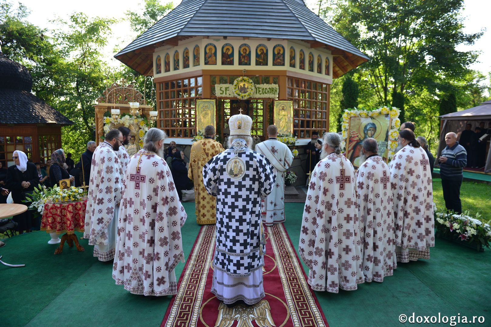 foto: Adrian Sârbu Slujbă arhierească la Mănăstirea Sihla - IPS Mitropolit Ioan: „Ce fericiți au fost că au gustat din lumina taborică”