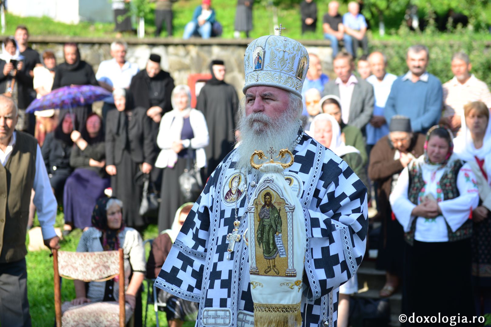 foto: Adrian Sârbu Slujbă arhierească la Mănăstirea Sihla - IPS Mitropolit Ioan: „Ce fericiți au fost că au gustat din lumina taborică”