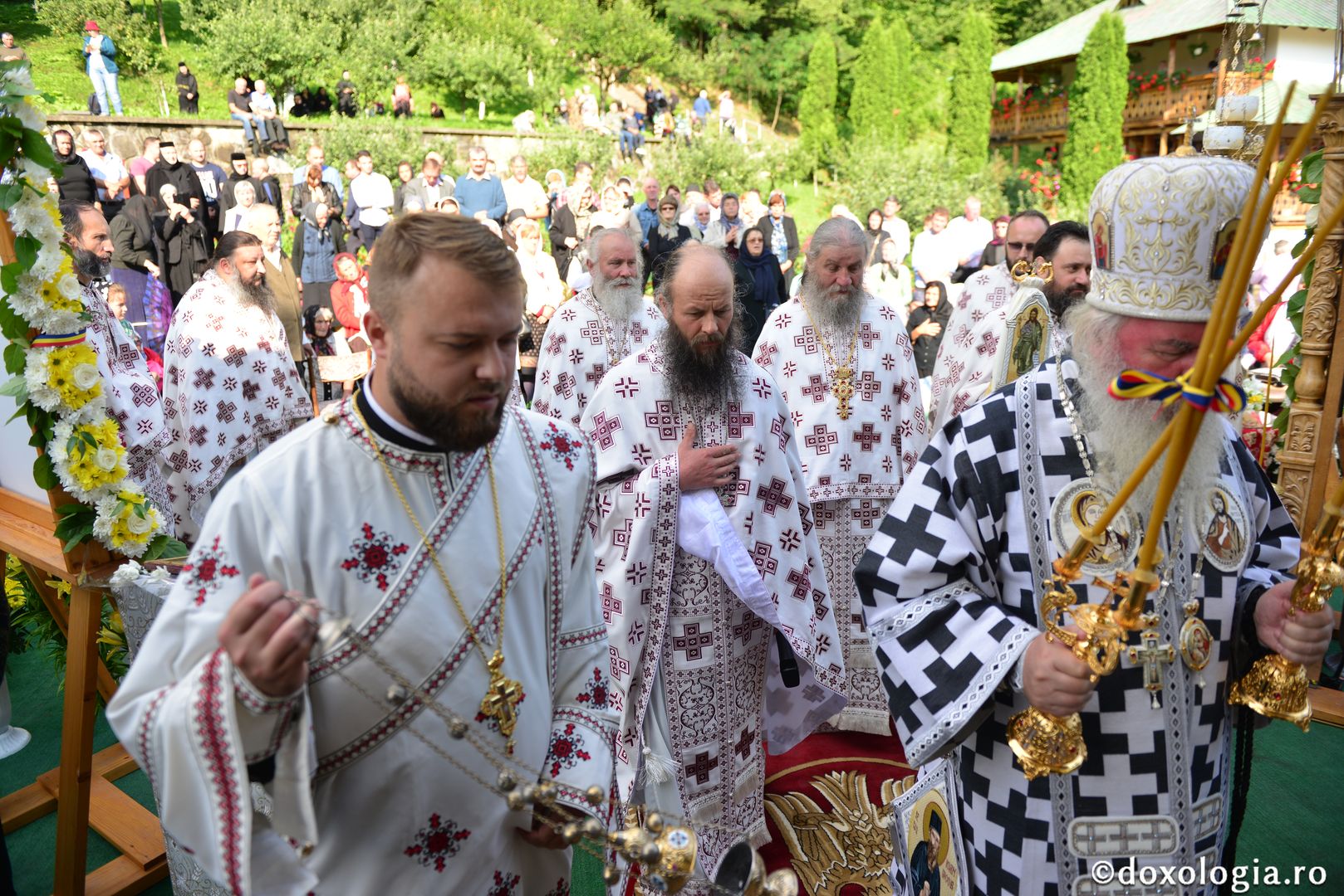 foto: Adrian Sârbu Slujbă arhierească la Mănăstirea Sihla - IPS Mitropolit Ioan: „Ce fericiți au fost că au gustat din lumina taborică”