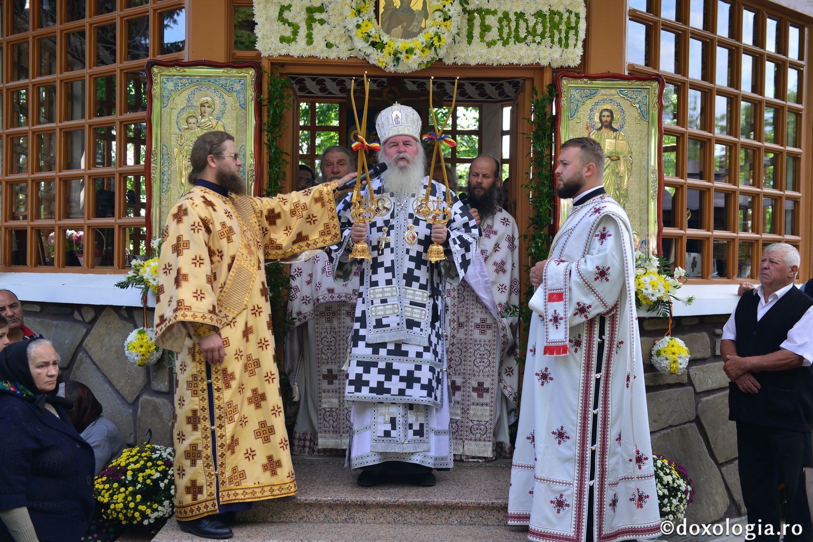 foto: Adrian Sârbu Slujbă arhierească la Mănăstirea Sihla - IPS Mitropolit Ioan: „Ce fericiți au fost că au gustat din lumina taborică”