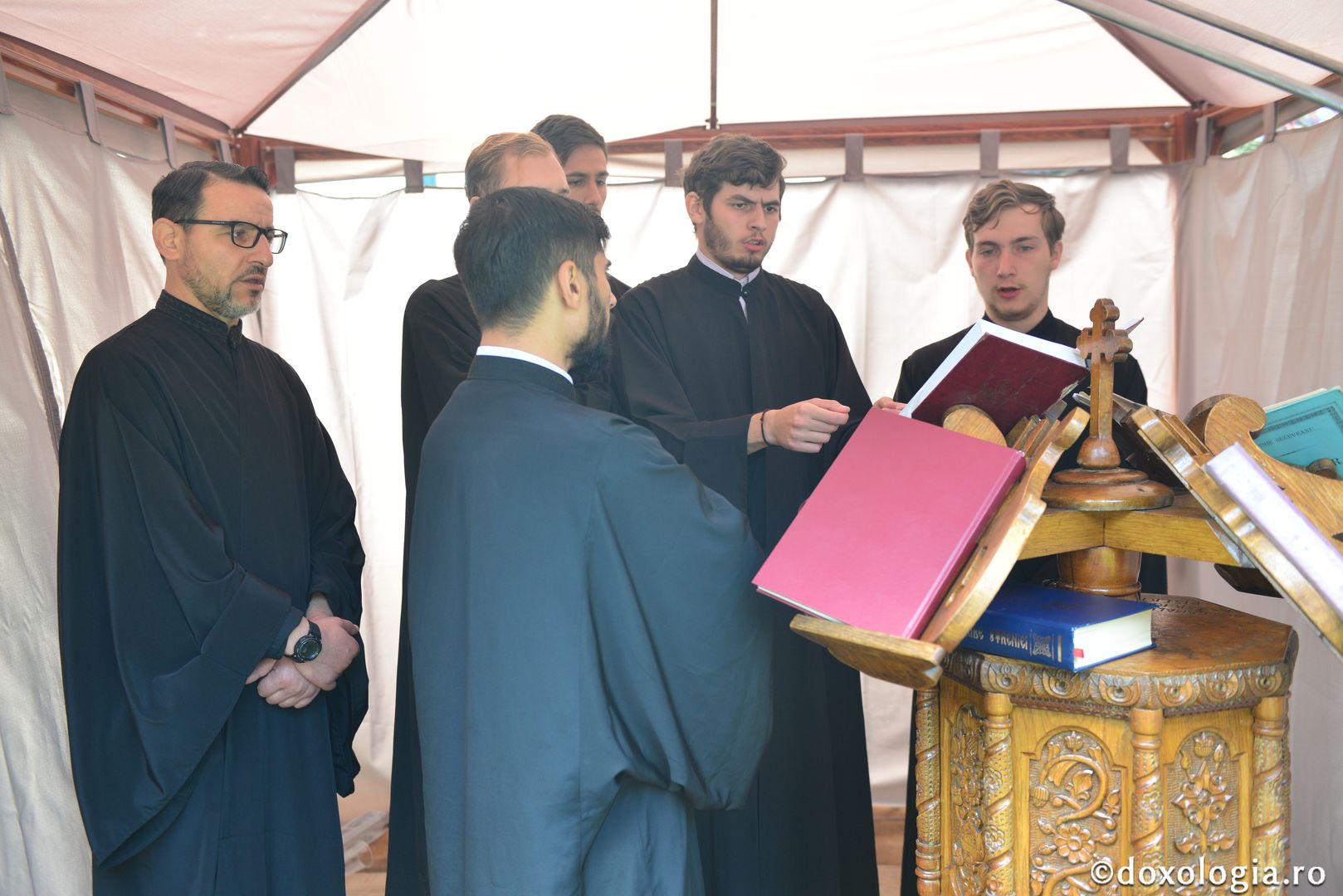 foto: Adrian Sârbu Slujbă arhierească la Mănăstirea Sihla - IPS Mitropolit Ioan: „Ce fericiți au fost că au gustat din lumina taborică”