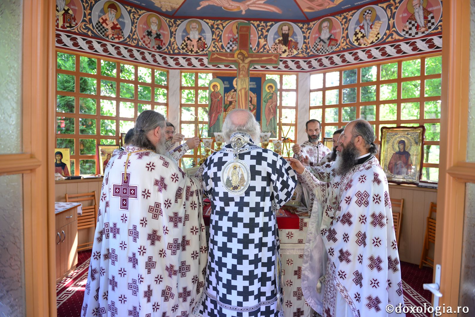 foto: Adrian Sârbu Slujbă arhierească la Mănăstirea Sihla - IPS Mitropolit Ioan: „Ce fericiți au fost că au gustat din lumina taborică”