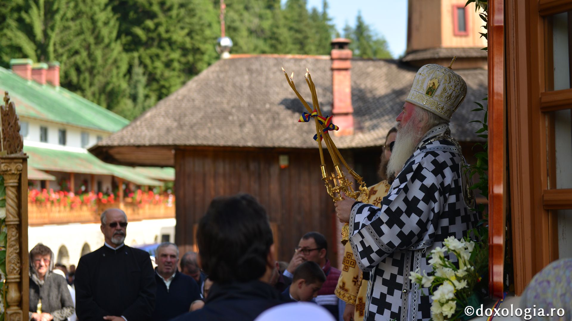 foto: Adrian Sârbu Slujbă arhierească la Mănăstirea Sihla - IPS Mitropolit Ioan: „Ce fericiți au fost că au gustat din lumina taborică”