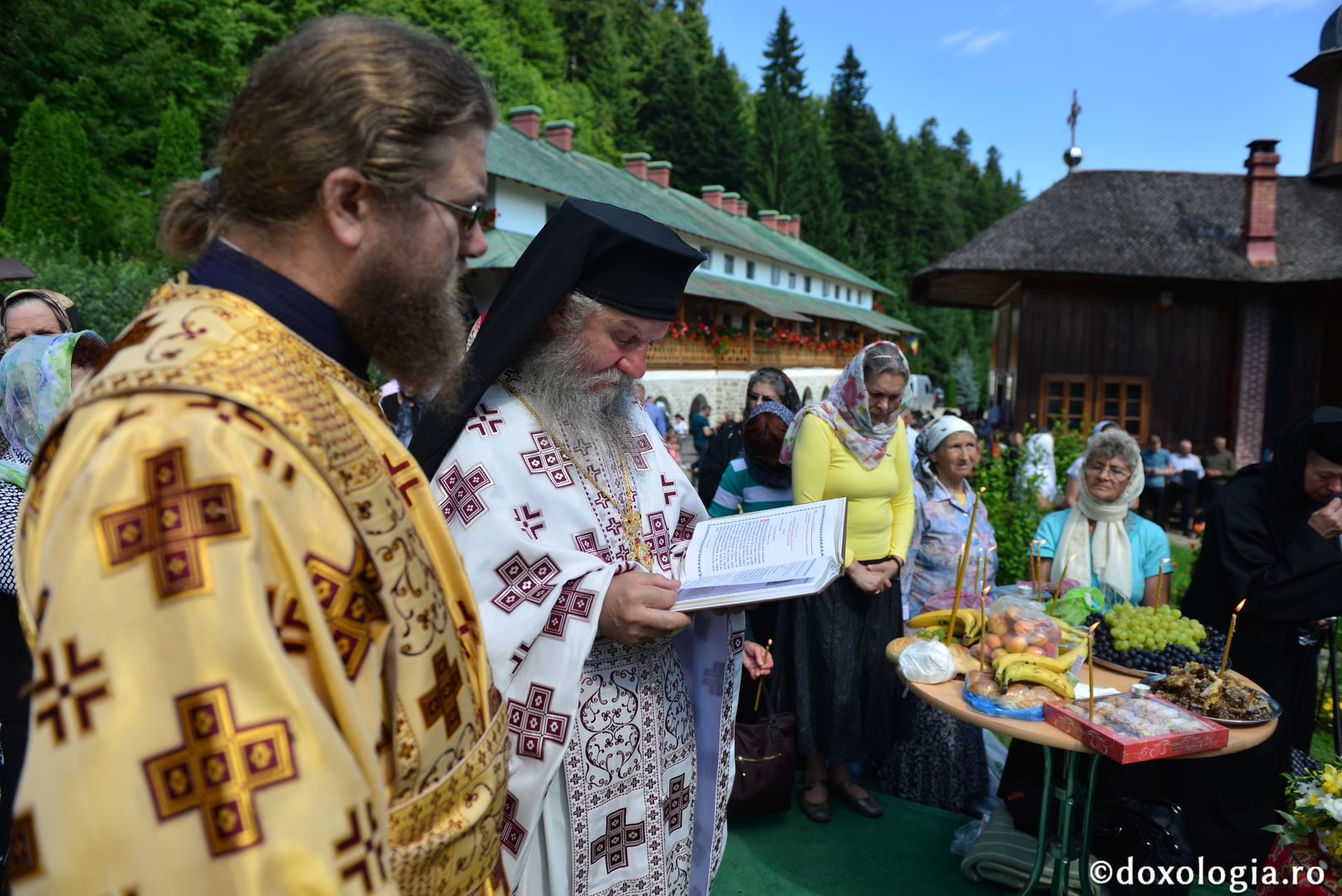 foto: Adrian Sârbu Slujbă arhierească la Mănăstirea Sihla - IPS Mitropolit Ioan: „Ce fericiți au fost că au gustat din lumina taborică”