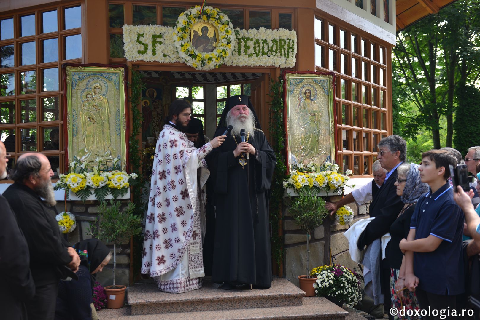 foto: Adrian Sârbu Slujbă arhierească la Mănăstirea Sihla - IPS Mitropolit Ioan: „Ce fericiți au fost că au gustat din lumina taborică”