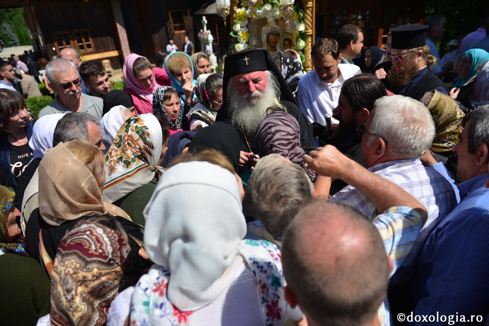 foto: Adrian Sârbu Slujbă arhierească la Mănăstirea Sihla - IPS Mitropolit Ioan: „Ce fericiți au fost că au gustat din lumina taborică”