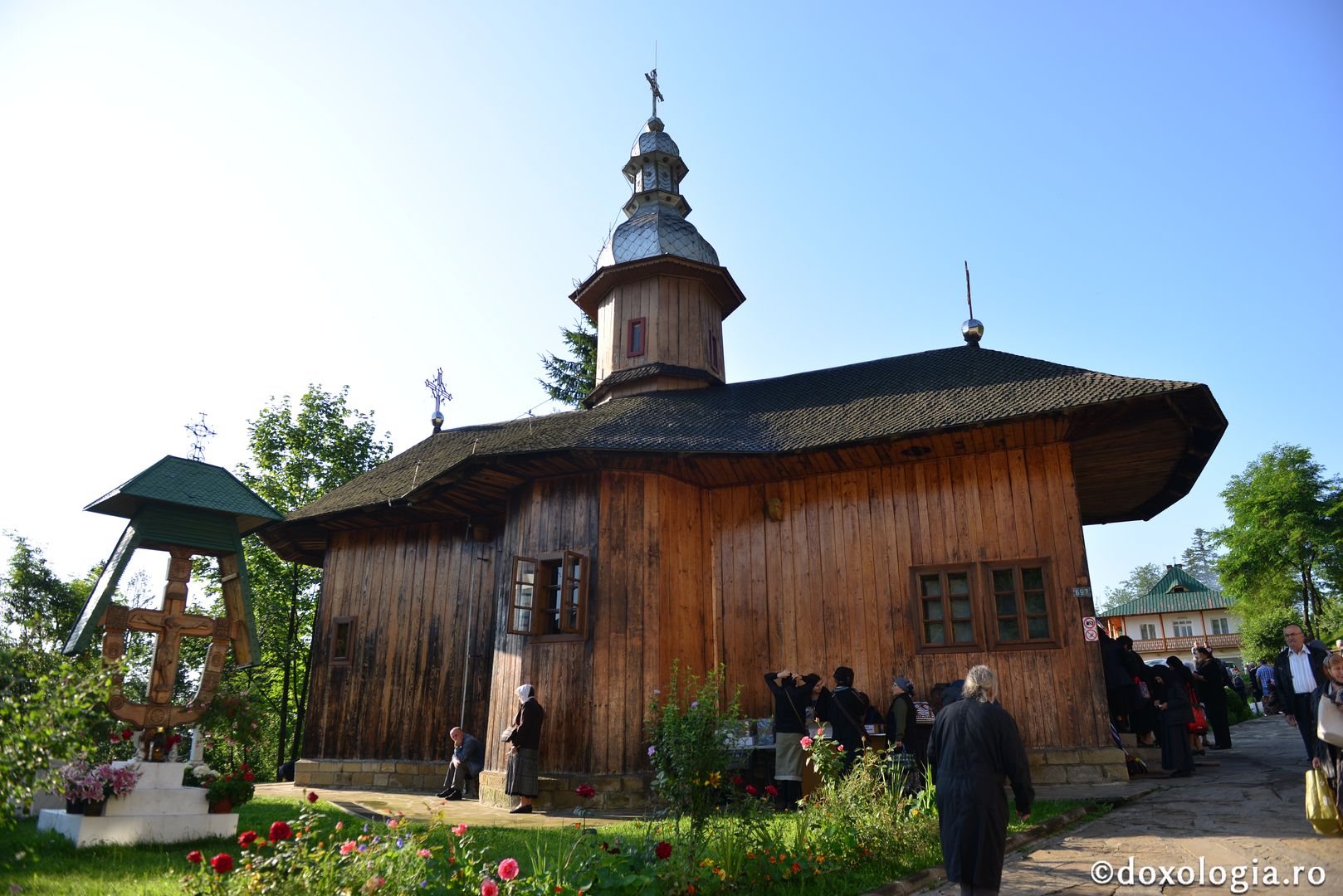 foto: Adrian Sârbu Slujbă arhierească la Mănăstirea Sihla - IPS Mitropolit Ioan: „Ce fericiți au fost că au gustat din lumina taborică”