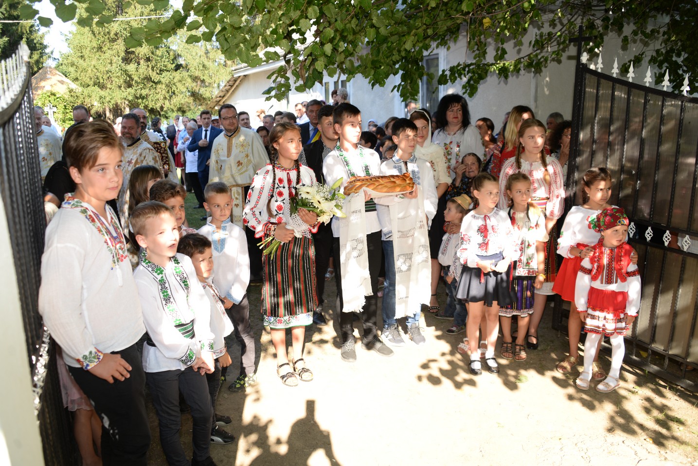 IPS Mitropolit Teofan a sfințit altarul de vară al Parohiei Poienița: a fost prima vizită a ierarhului în această localitate