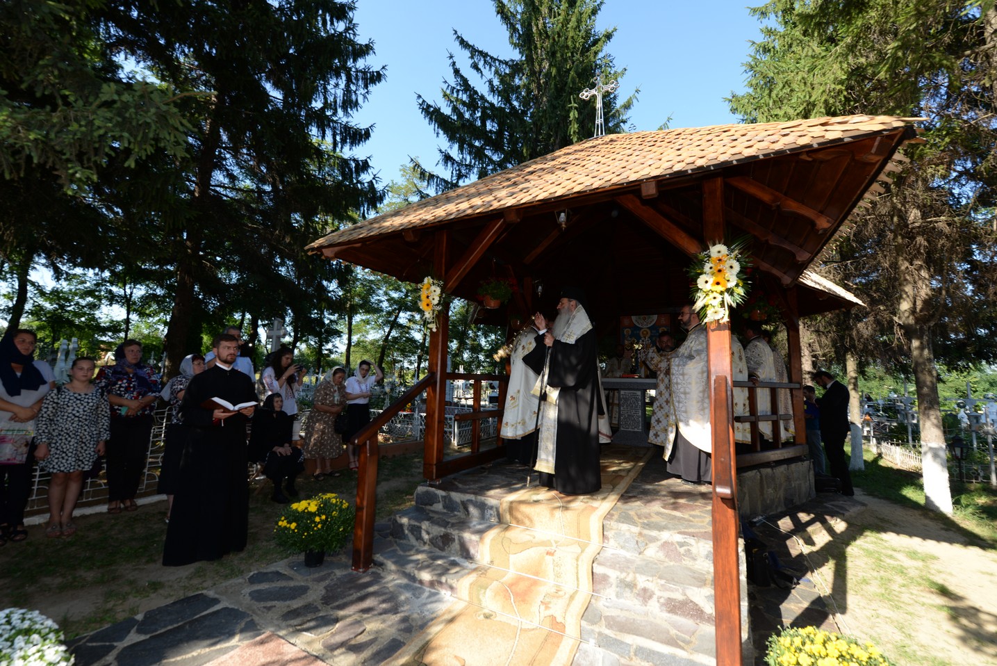 IPS Mitropolit Teofan a sfințit altarul de vară al Parohiei Poienița: a fost prima vizită a ierarhului în această localitate