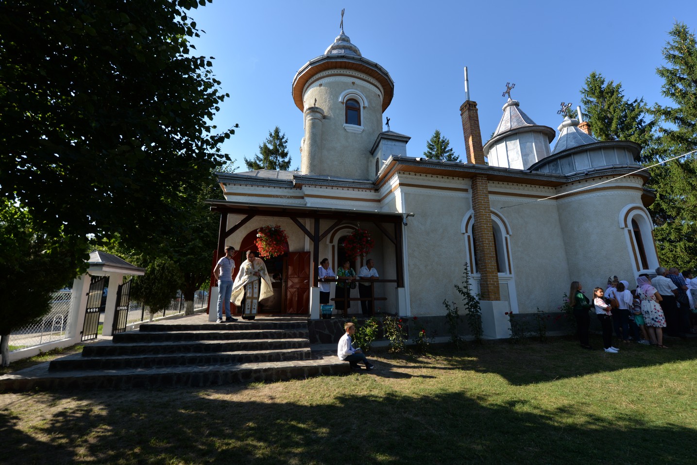 IPS Mitropolit Teofan a sfințit altarul de vară al Parohiei Poienița: a fost prima vizită a ierarhului în această localitate