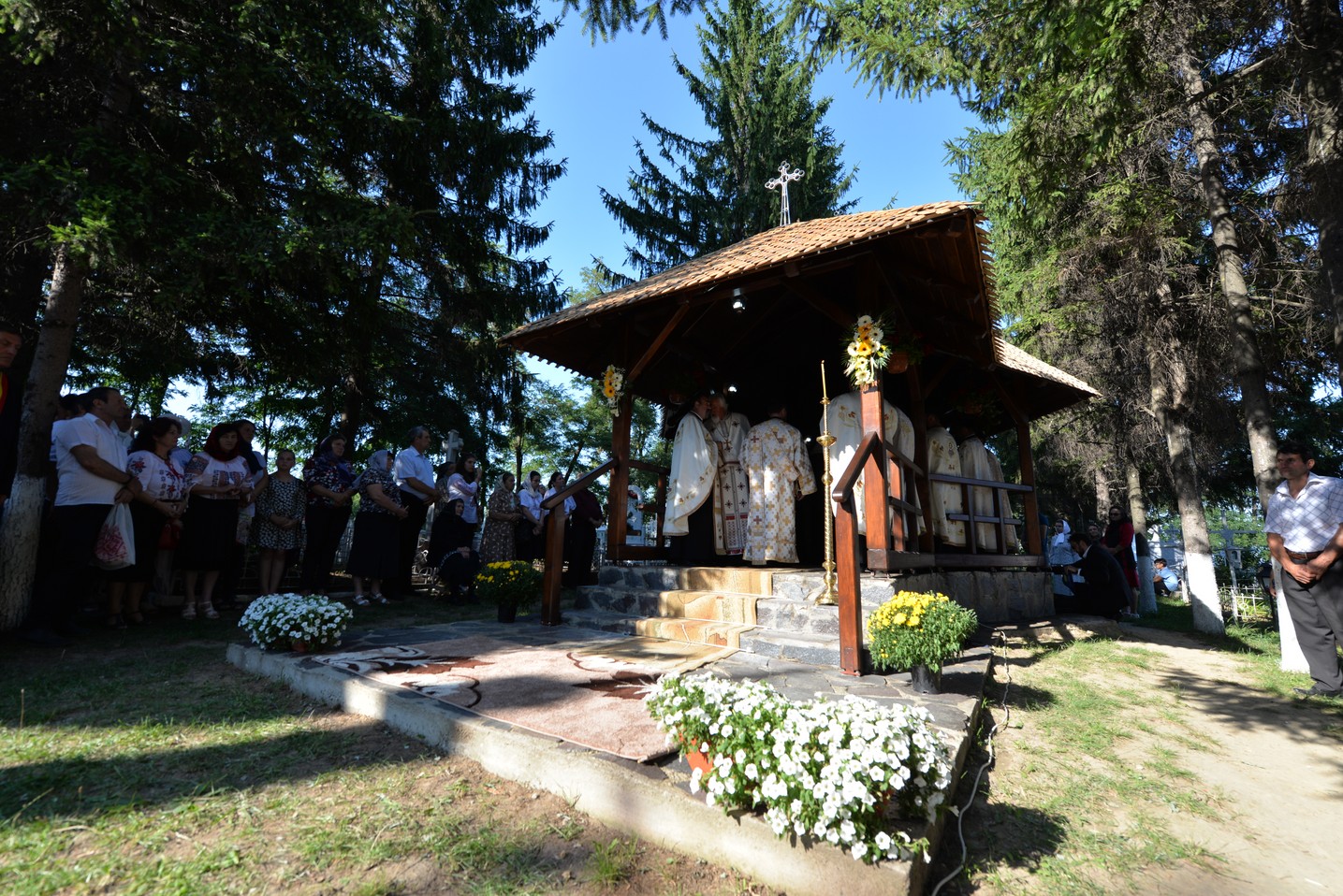 IPS Mitropolit Teofan a sfințit altarul de vară al Parohiei Poienița: a fost prima vizită a ierarhului în această localitate