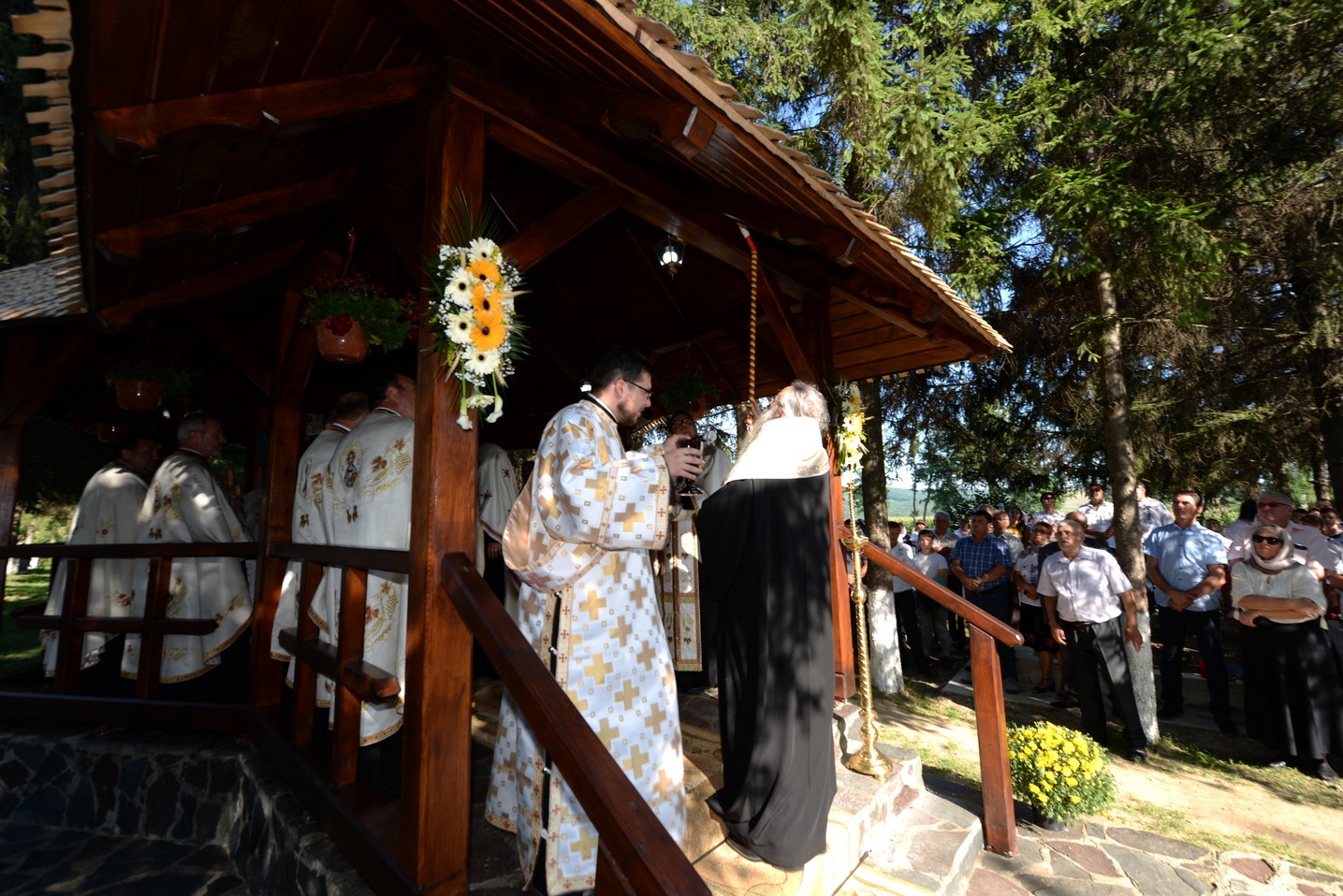 IPS Mitropolit Teofan a sfințit altarul de vară al Parohiei Poienița: a fost prima vizită a ierarhului în această localitate