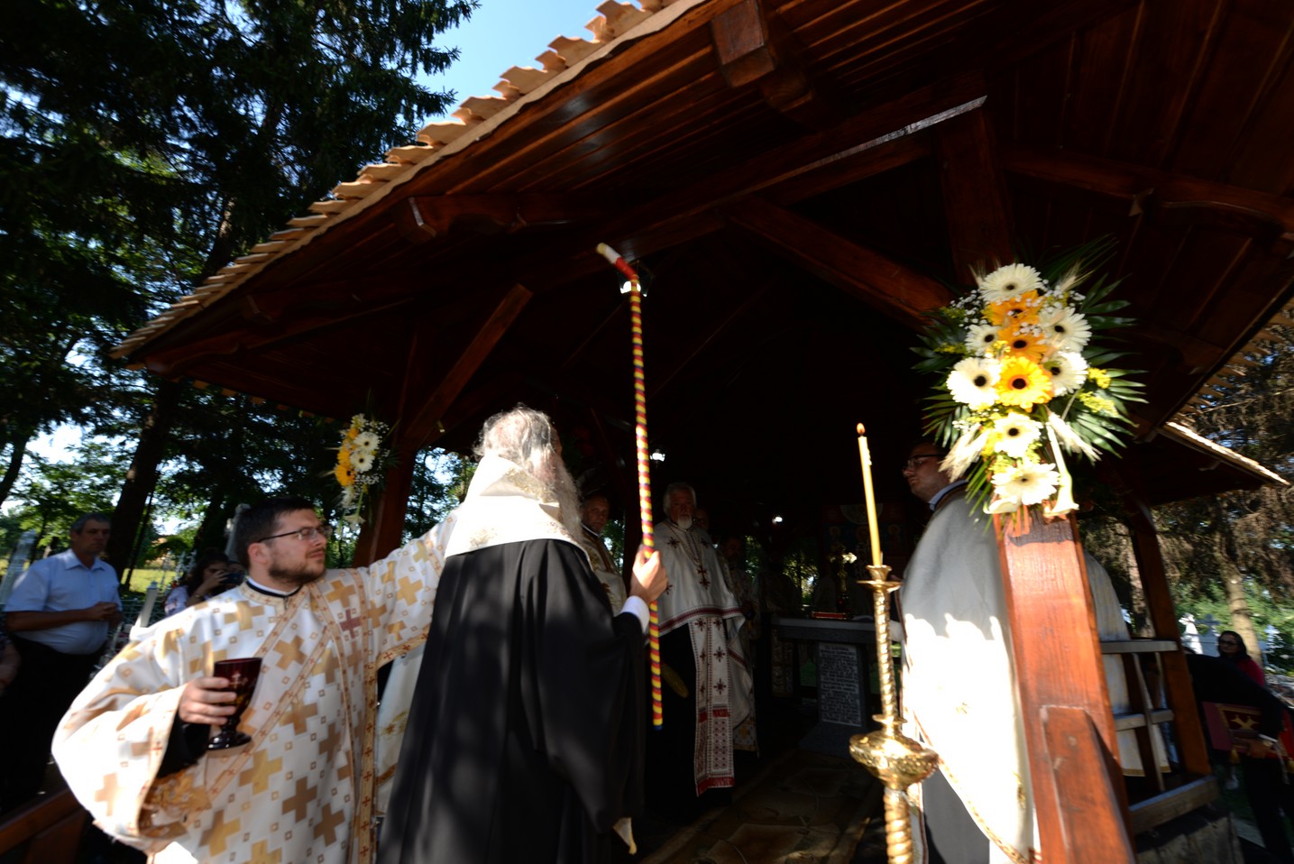 IPS Mitropolit Teofan a sfințit altarul de vară al Parohiei Poienița: a fost prima vizită a ierarhului în această localitate