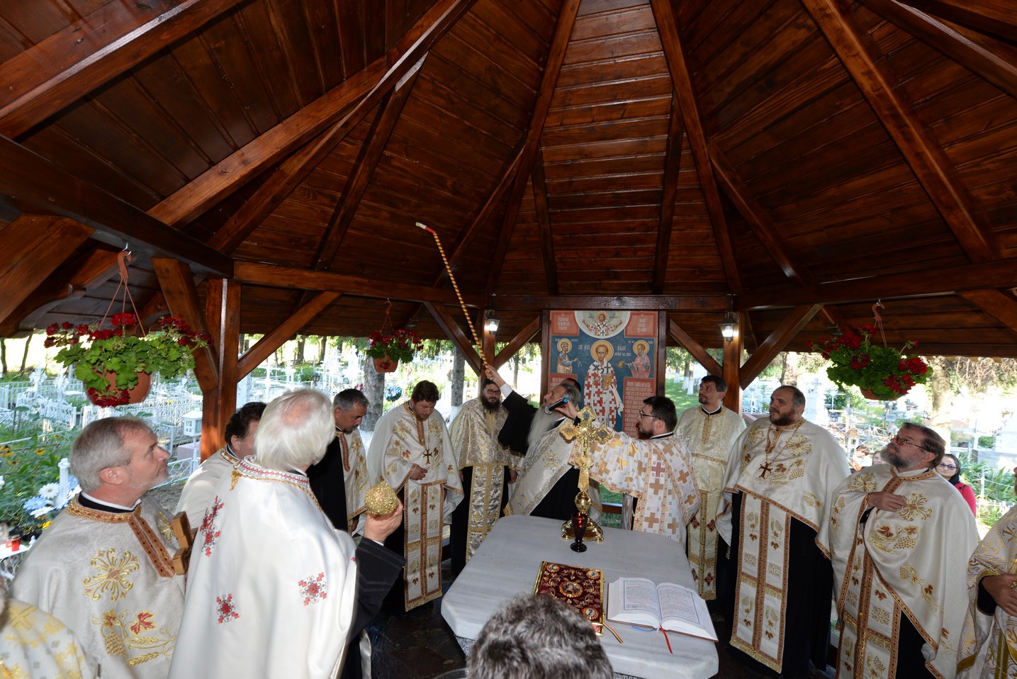 IPS Mitropolit Teofan a sfințit altarul de vară al Parohiei Poienița: a fost prima vizită a ierarhului în această localitate