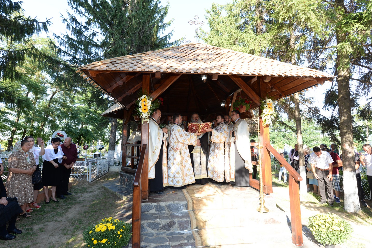 IPS Mitropolit Teofan a sfințit altarul de vară al Parohiei Poienița: a fost prima vizită a ierarhului în această localitate