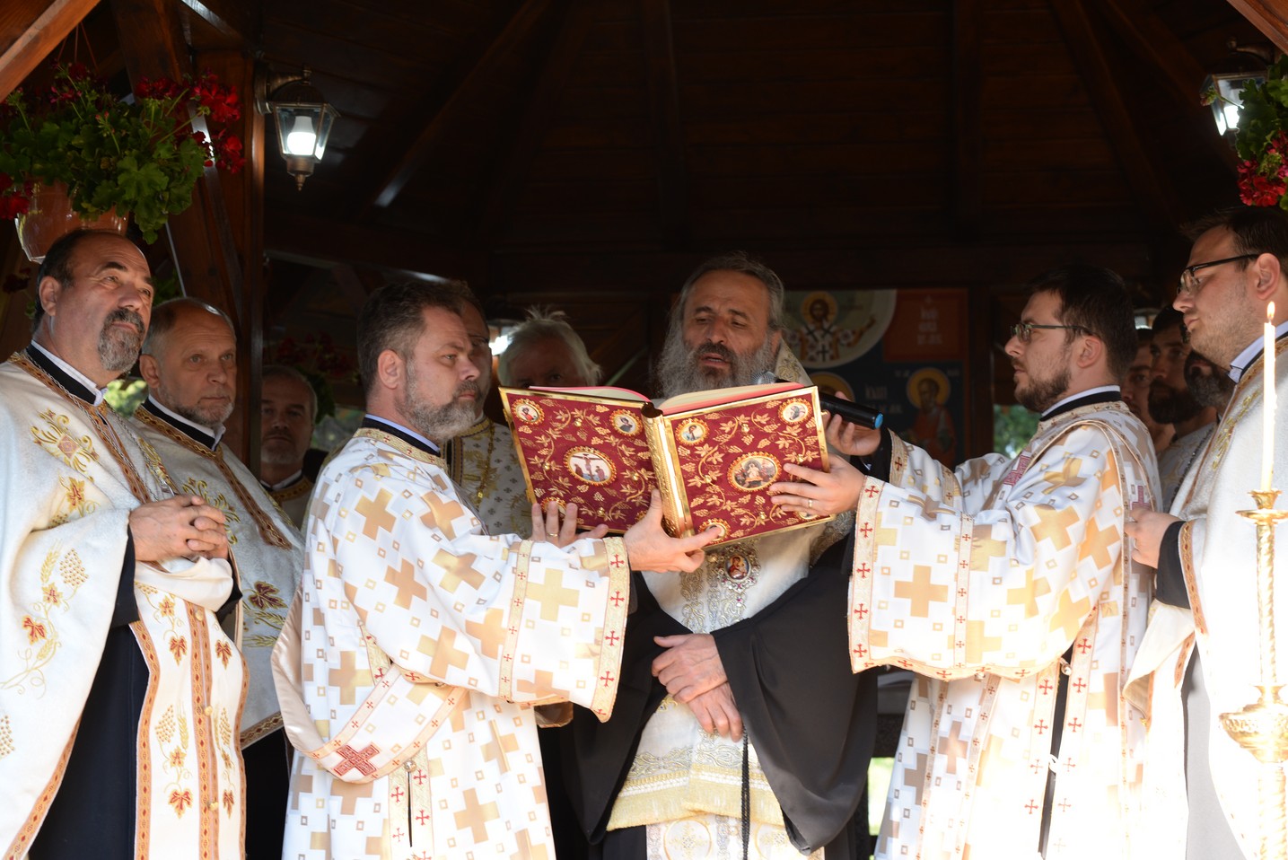 IPS Mitropolit Teofan a sfințit altarul de vară al Parohiei Poienița: a fost prima vizită a ierarhului în această localitate