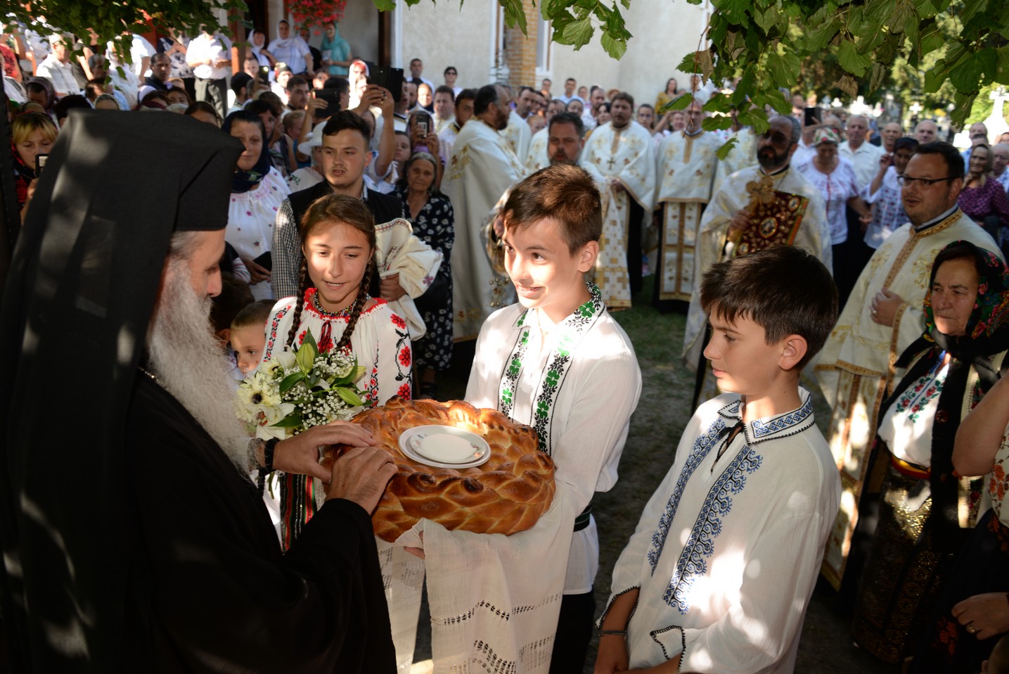 IPS Mitropolit Teofan a sfințit altarul de vară al Parohiei Poienița: a fost prima vizită a ierarhului în această localitate