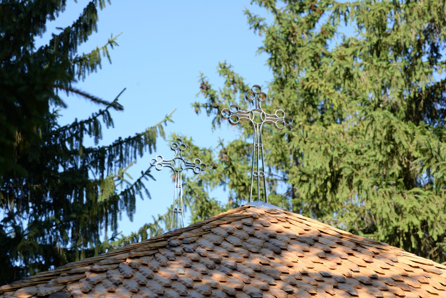 IPS Mitropolit Teofan a sfințit altarul de vară al Parohiei Poienița: a fost prima vizită a ierarhului în această localitate