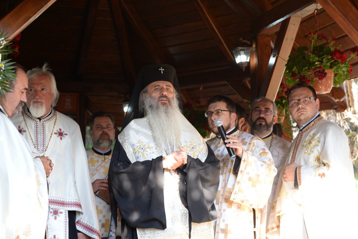 IPS Mitropolit Teofan a sfințit altarul de vară al Parohiei Poienița: a fost prima vizită a ierarhului în această localitate