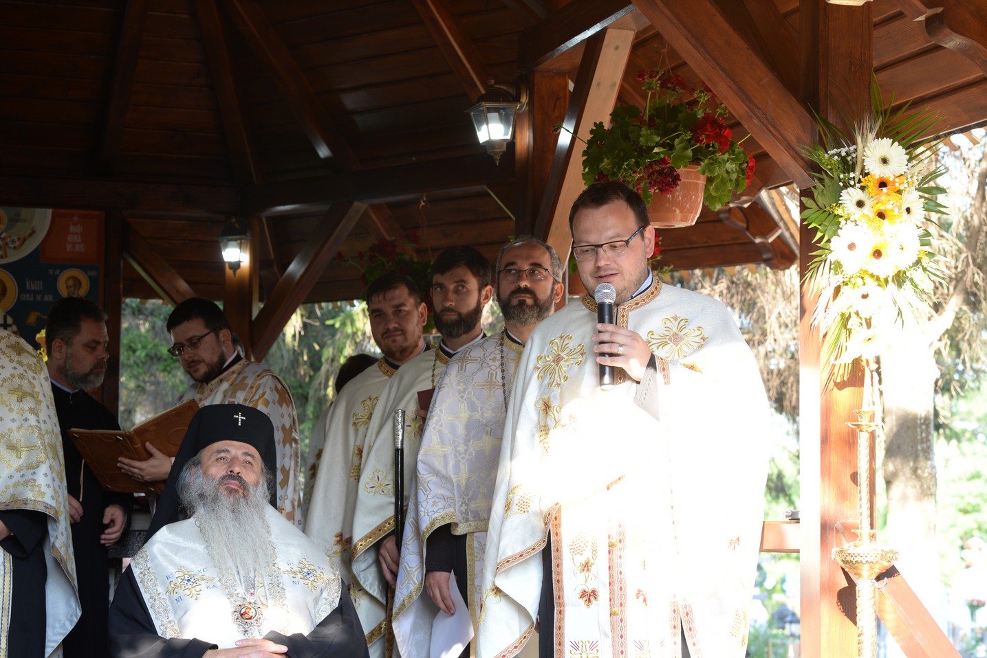 IPS Mitropolit Teofan a sfințit altarul de vară al Parohiei Poienița: a fost prima vizită a ierarhului în această localitate