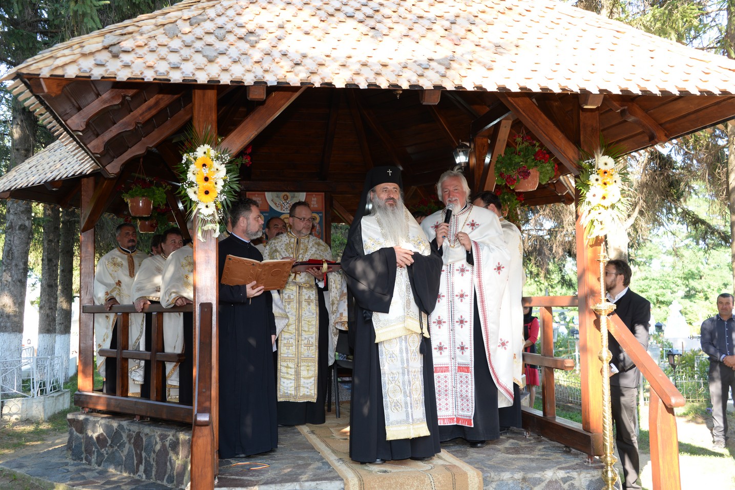 IPS Mitropolit Teofan a sfințit altarul de vară al Parohiei Poienița: a fost prima vizită a ierarhului în această localitate