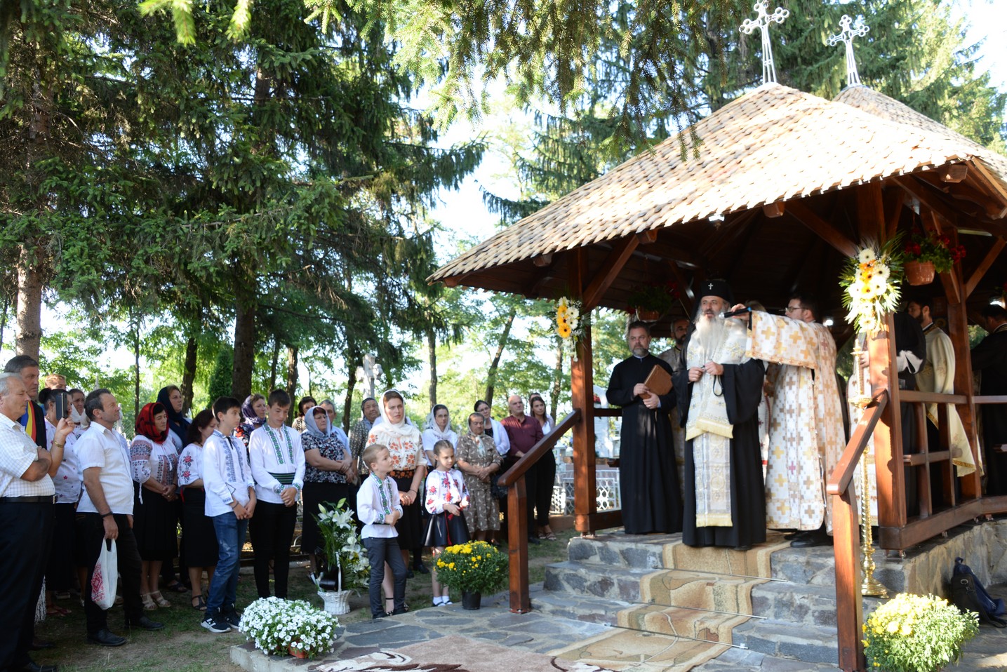 IPS Mitropolit Teofan a sfințit altarul de vară al Parohiei Poienița: a fost prima vizită a ierarhului în această localitate