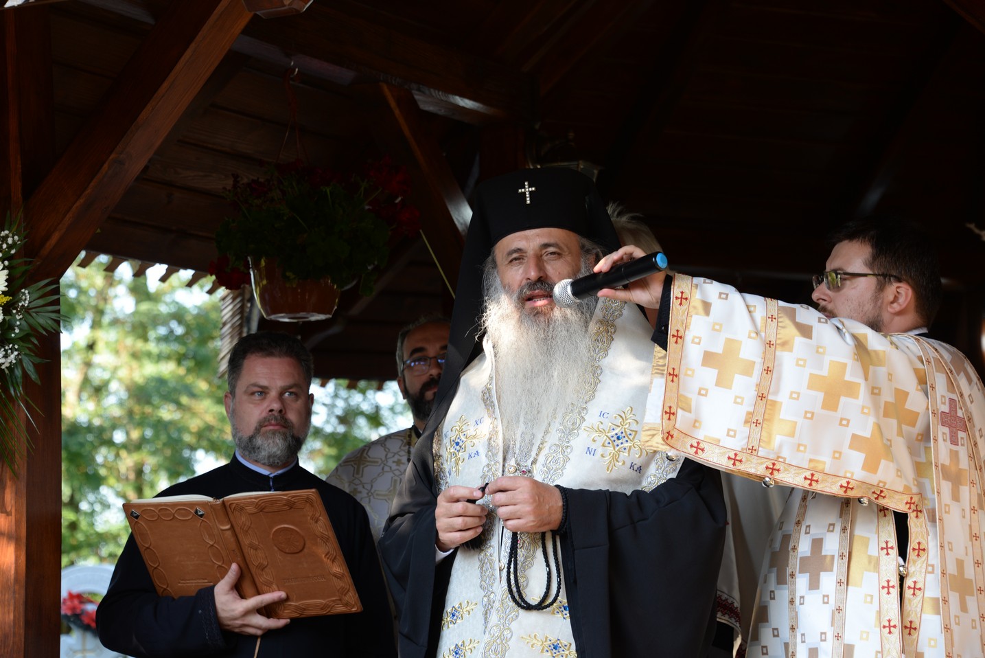 IPS Mitropolit Teofan a sfințit altarul de vară al Parohiei Poienița: a fost prima vizită a ierarhului în această localitate