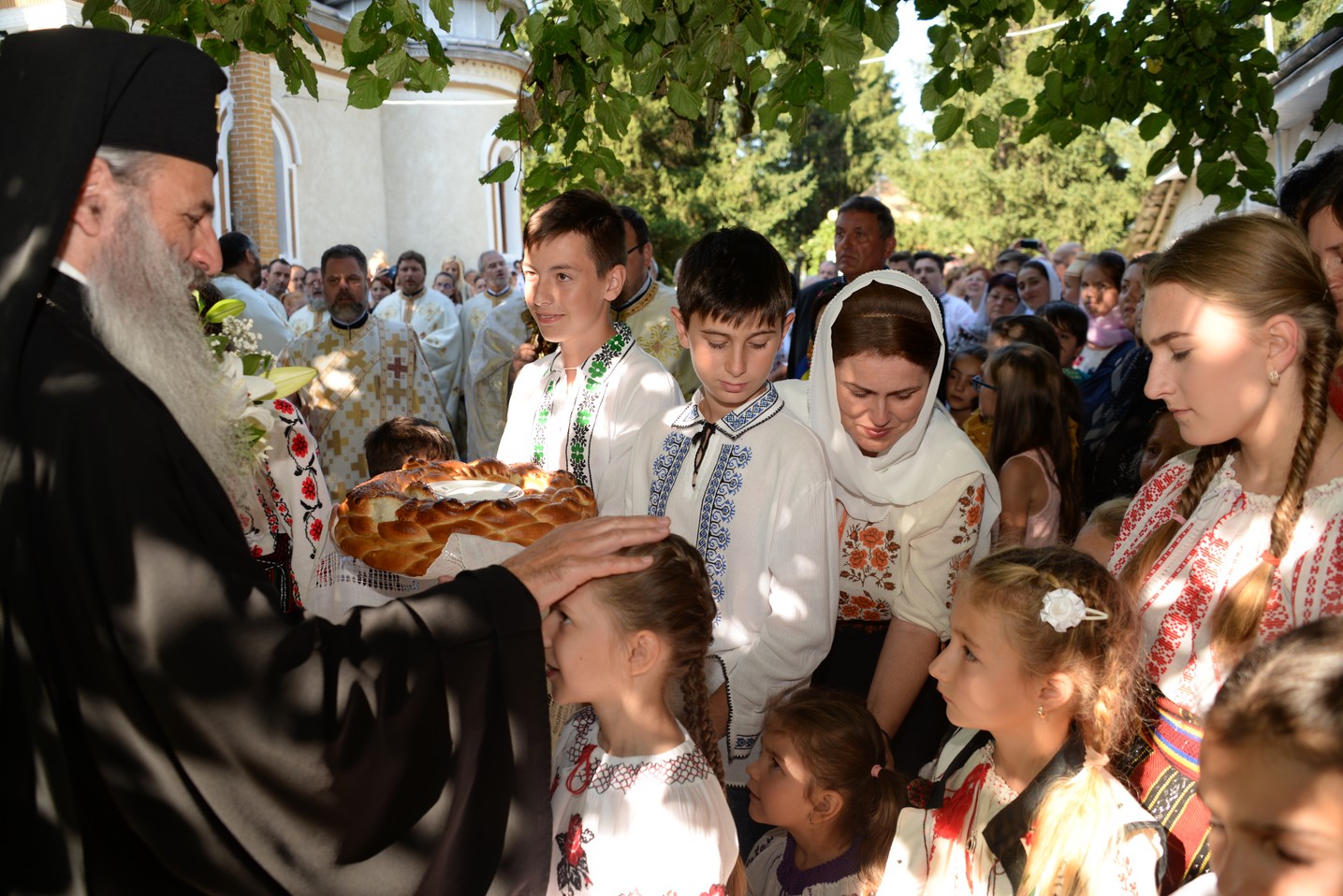 IPS Mitropolit Teofan a sfințit altarul de vară al Parohiei Poienița: a fost prima vizită a ierarhului în această localitate