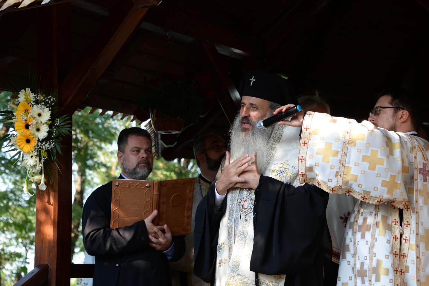 IPS Mitropolit Teofan a sfințit altarul de vară al Parohiei Poienița: a fost prima vizită a ierarhului în această localitate