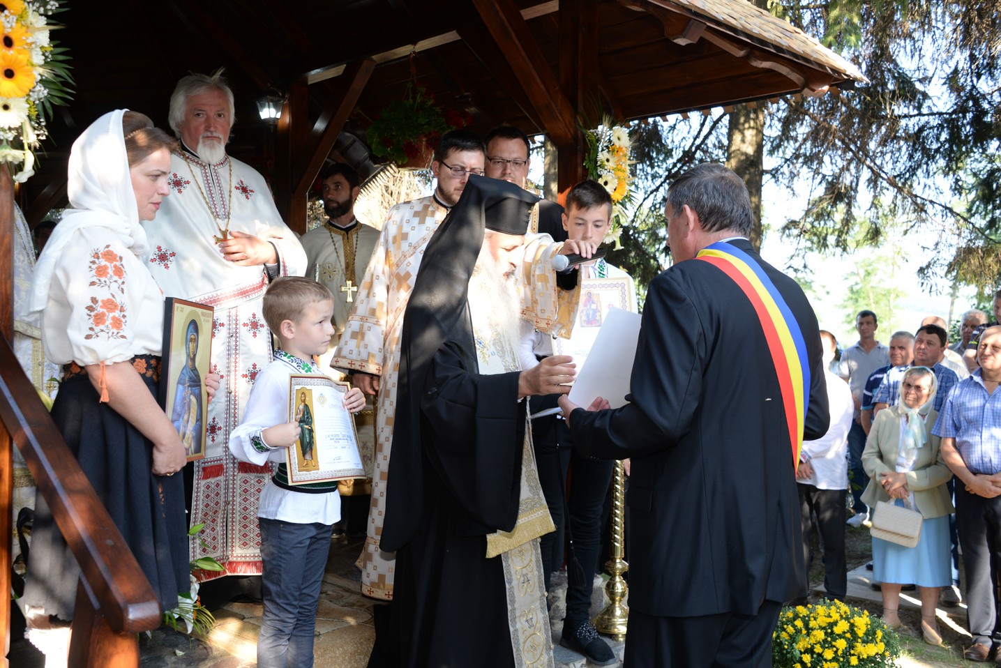 IPS Mitropolit Teofan a sfințit altarul de vară al Parohiei Poienița: a fost prima vizită a ierarhului în această localitate