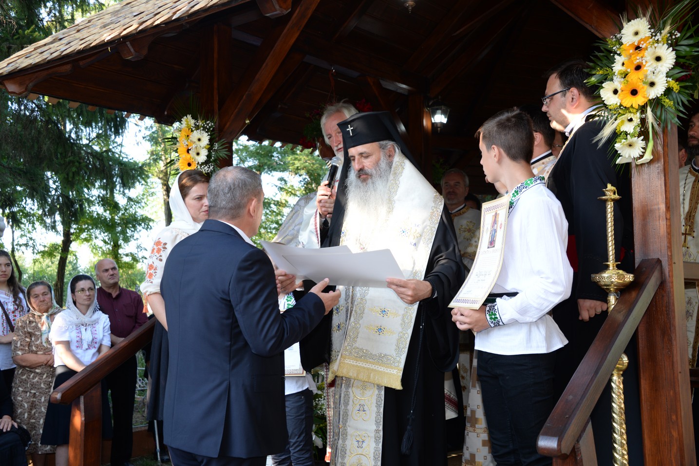IPS Mitropolit Teofan a sfințit altarul de vară al Parohiei Poienița: a fost prima vizită a ierarhului în această localitate