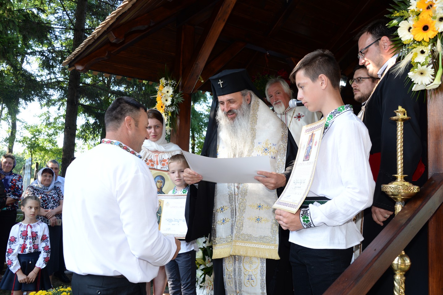 IPS Mitropolit Teofan a sfințit altarul de vară al Parohiei Poienița: a fost prima vizită a ierarhului în această localitate