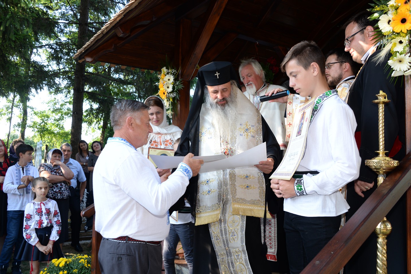 IPS Mitropolit Teofan a sfințit altarul de vară al Parohiei Poienița: a fost prima vizită a ierarhului în această localitate