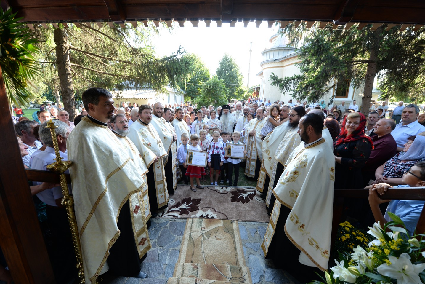 IPS Mitropolit Teofan a sfințit altarul de vară al Parohiei Poienița: a fost prima vizită a ierarhului în această localitate